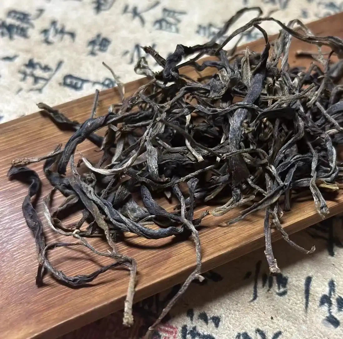 Baihuatan 2025 raw pu-erh loose leaf dry tea, old tree Yiwu Yunnan China
