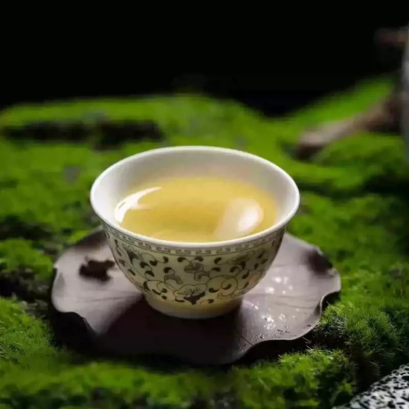 Mangfei 2023 sheng pu-erh golden liquor in gaiwan, bright yellow infusion, Yongde Lincang Yunnan China