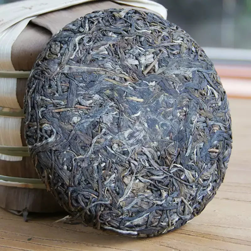 Nahan 2025 raw pu-erh cake top view, Bangdong willow-leaf shape dry tea stone-pressed old tree Lincang Yunnan
