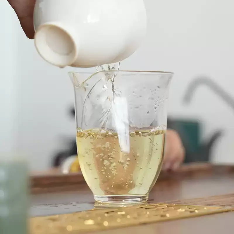 Nahan 2025 raw pu-erh golden liquor being poured, bright yellow infusion sheng puerh Bangdong Lincang Yunnan
