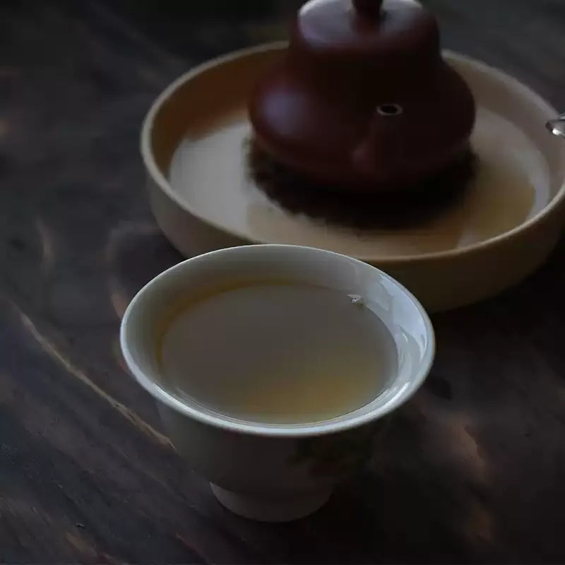 Zhengqitang 2025 sheng pu-erh golden liquor brewed tea, bright yellow infusion Dongbanshan Mengku Yunnan China
